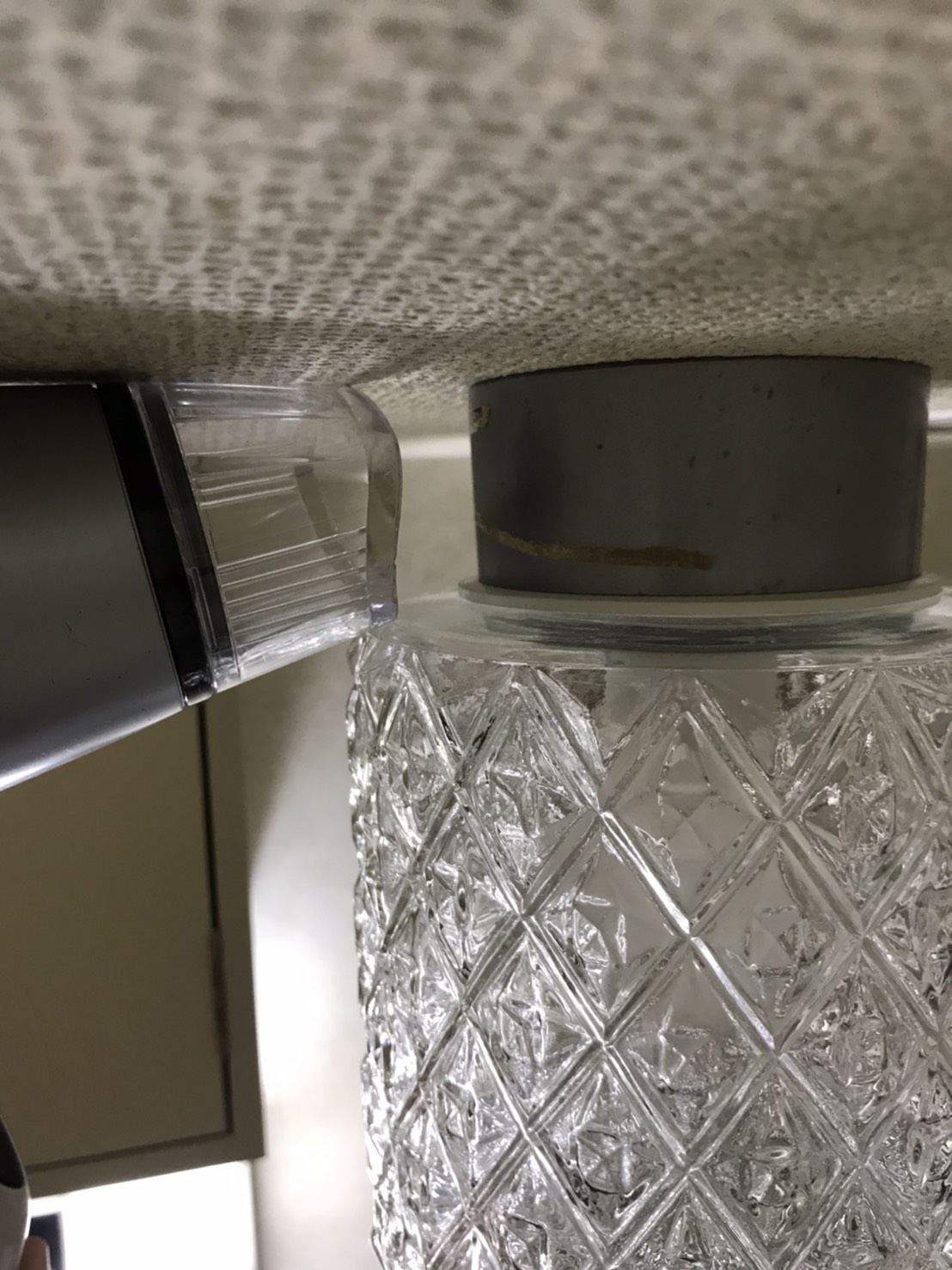 【電球カバー】賃貸アパートの洗面所の電球交換にちょっとだけ苦労した【外れない】 【電球カバー】賃貸アパートの洗面所の電球交換にちょっとだけ苦労した【外れない】